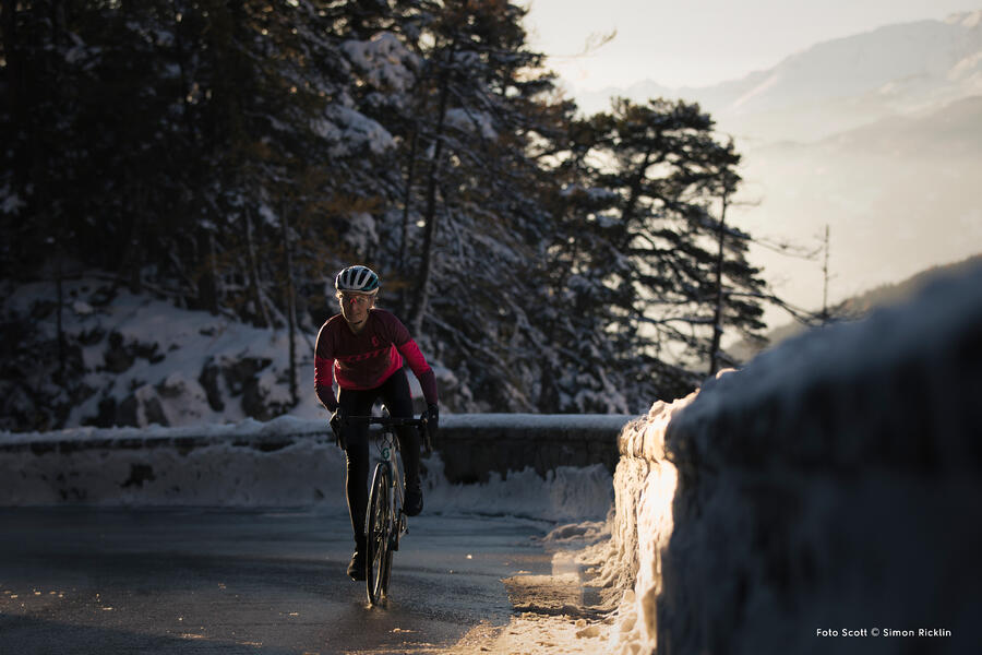 Mujer bicicleta carretera paisaje nevado