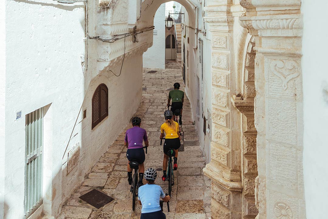 Ciclistas bicicletas gravel en Puglia