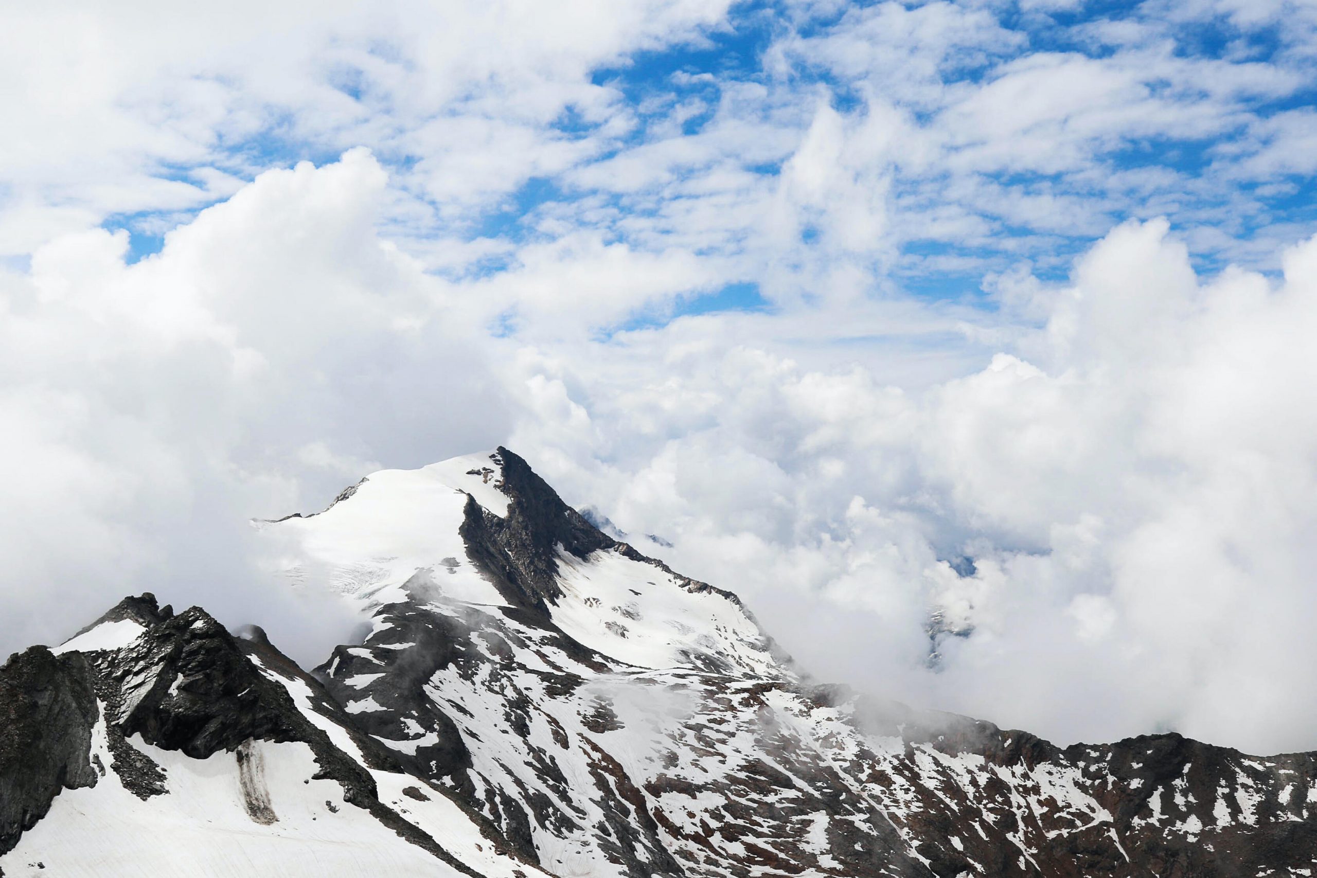 Montaña nevada con nubes
