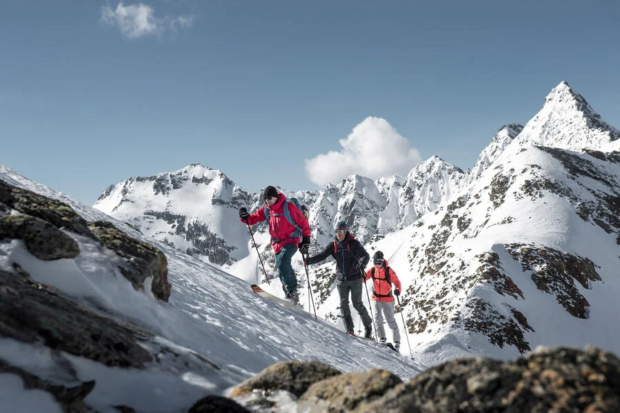 Tres esquiadores ascendiendo - Material para esquí de montaña
