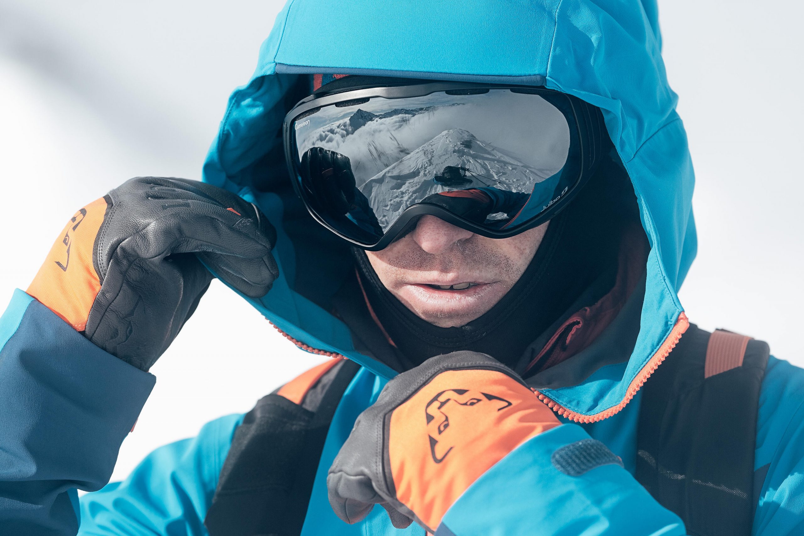 Esquiador tapándose la cara del frío