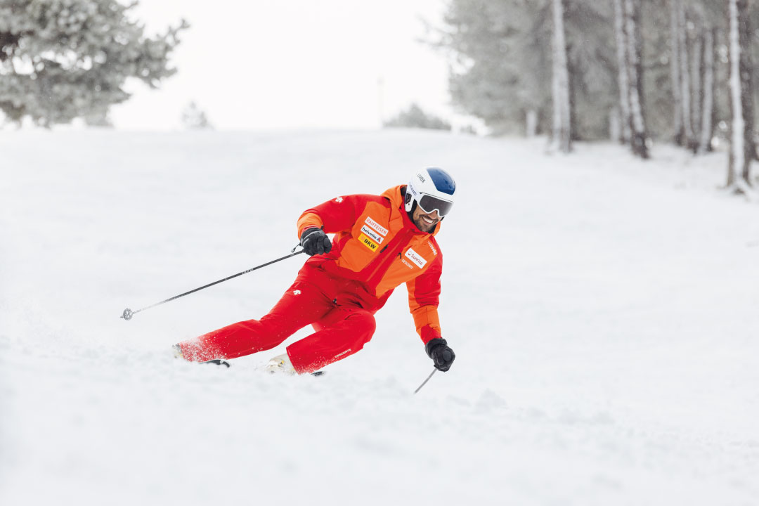 Esquiador con Chaqueta Descente - Las mejores chaquetas y pantalones de esquí de gama alta