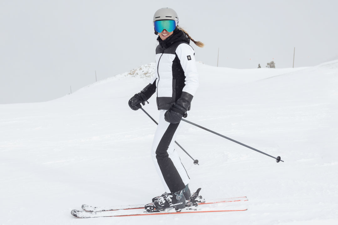 Esquiadora con Chaqueta Descente - Las mejores chaquetas y pantalones de esquí de gama alta