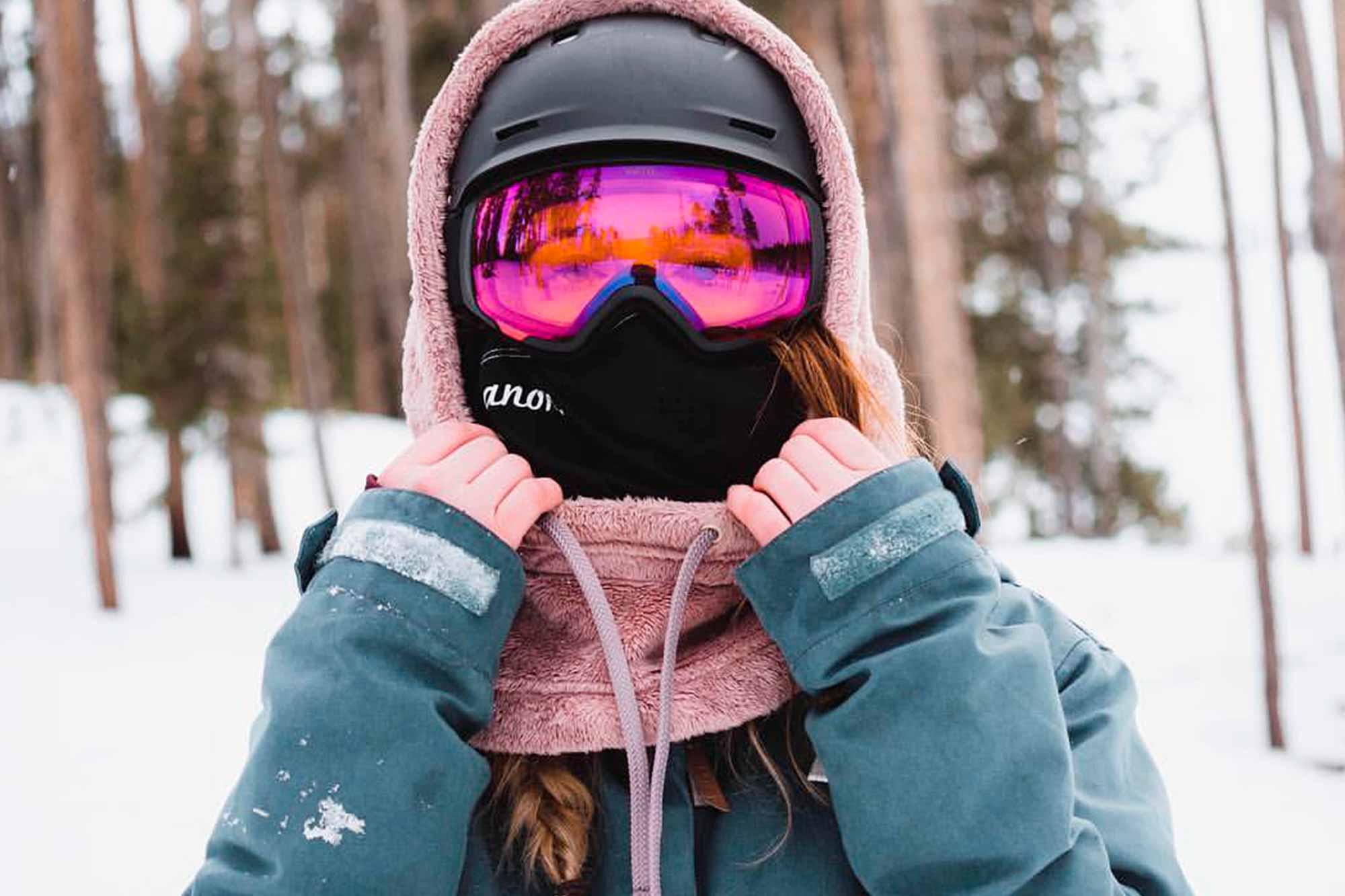 chica-con-gafas-rosas-snowboard-elegir-casco-de-snowboard