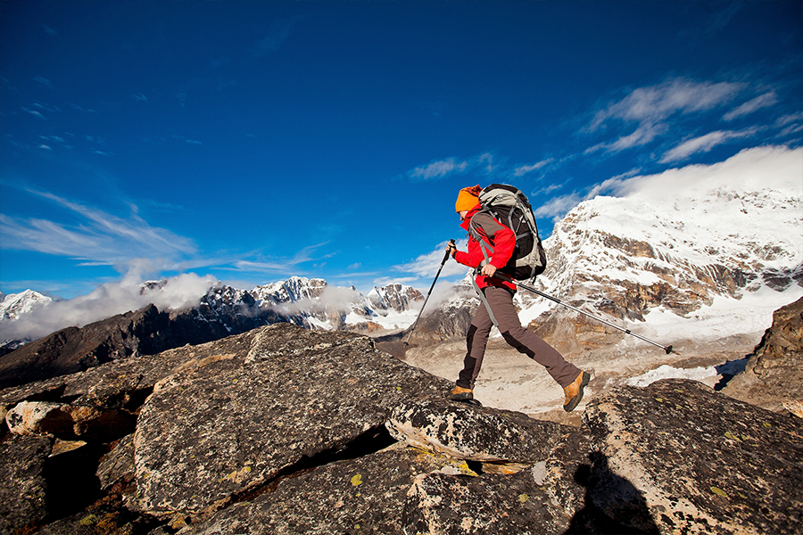 persona-practicando-trekking-montaña