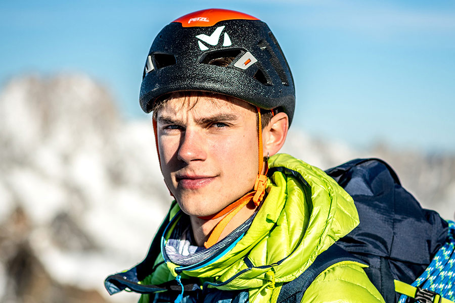 Alpinista con casco Petzl Negro y Naranja - Cascos de Alpinismo