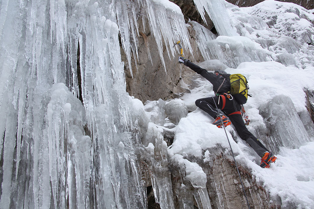 Alpinista escalada en hielo