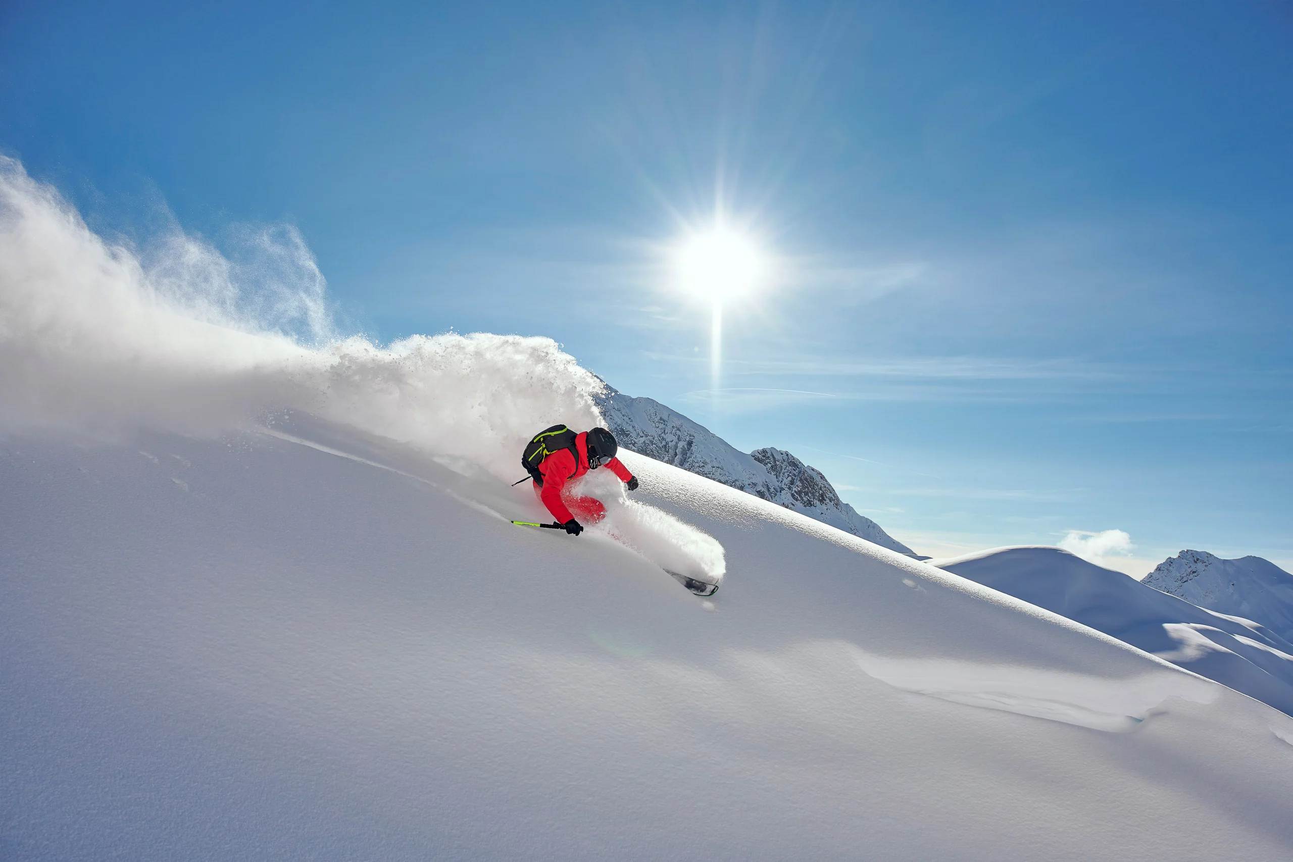 Hombre esquiando en una ladera soleada