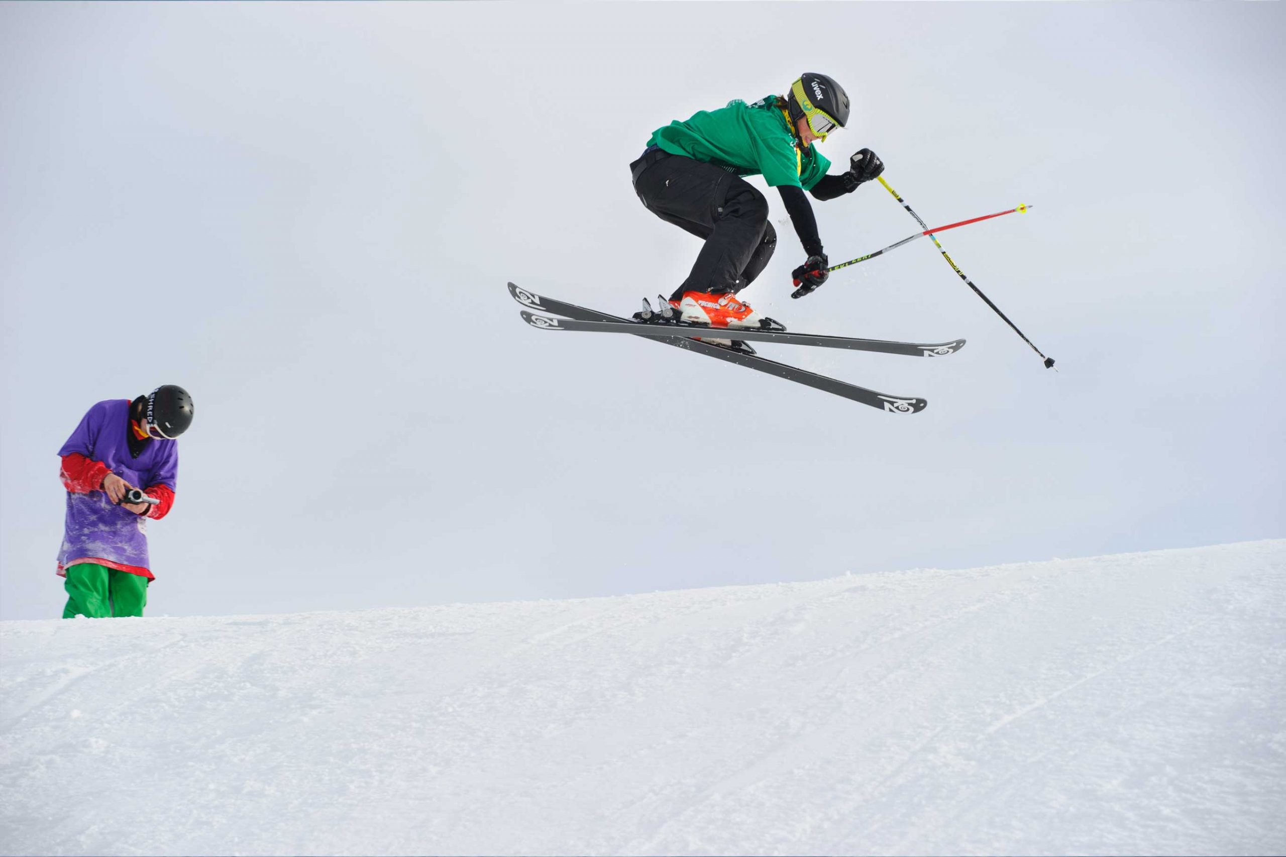 Promoción de una esquiadora de salto. Deportes de invierno extremos