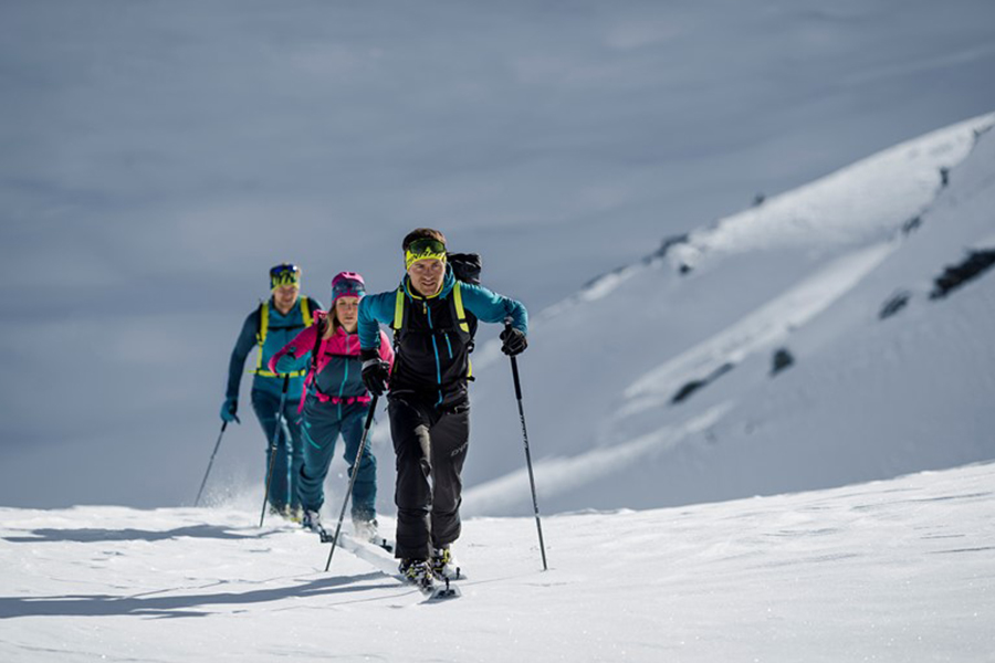 Tres personas practicando esquí de travesía