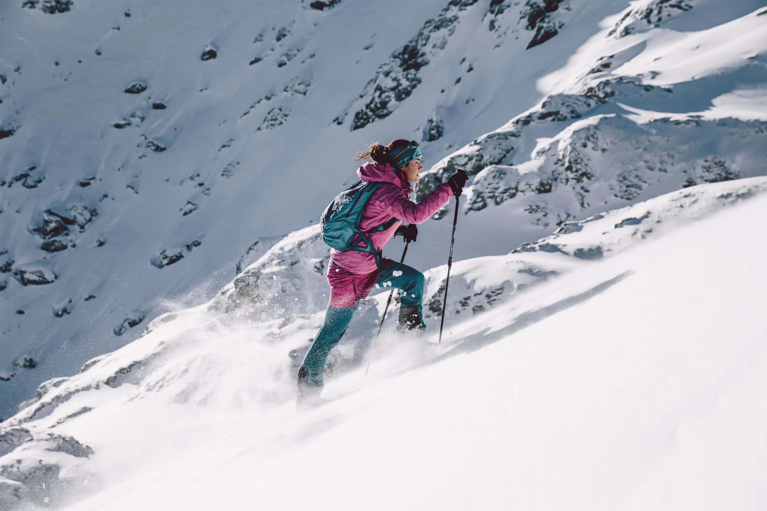 Mujer cuesta arriba esquí de montaña